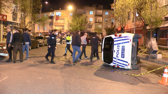 Gaziosmanpaşa’da bir otomobilin çarptığı polis otosu devrildi, kazada 2 polis yaralandı.