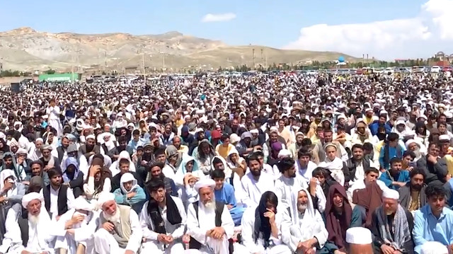 A large crowd of Muslim worshipers listen to a speech given by the imam Mawlana Mujiburahman Ansari (not pictured) during the first day of Ramadan in Guzargah, Herat, Afghanistan April 24, 2020 in this screen grab obtained from social media video on April 25, 2020. Hamyan-e Mawlana Mujiburahman Ansari/via REUTERS