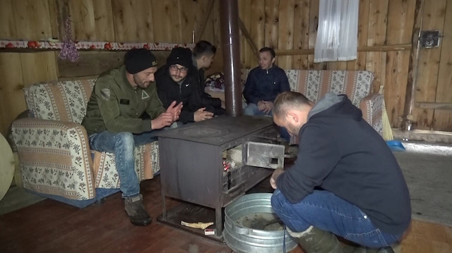 Koronavirüse karşı 'yayla' önlemi: Ahşap evde kalan 8 kişi, teknolojiden uzak yaşam sürüyor