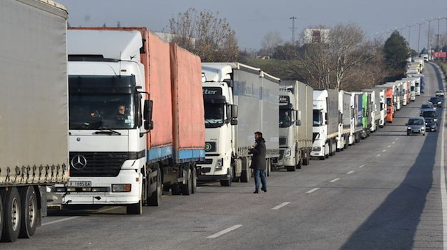 تركيا.. رفع جزئي لقيود نقل البضائع عبر الحدود البرية 