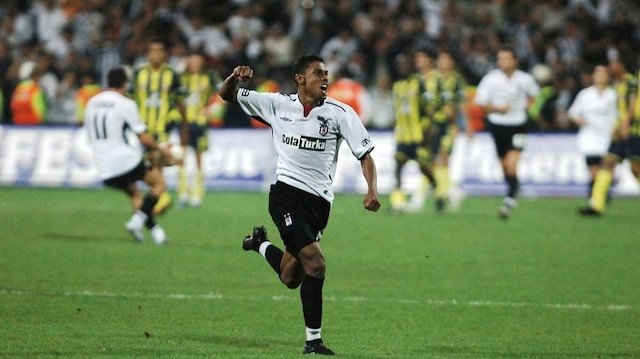 Kleberson, Fenerbahçe'ye attığı uzaktan gol sonrasında büyük sevinç yaşamıştı.