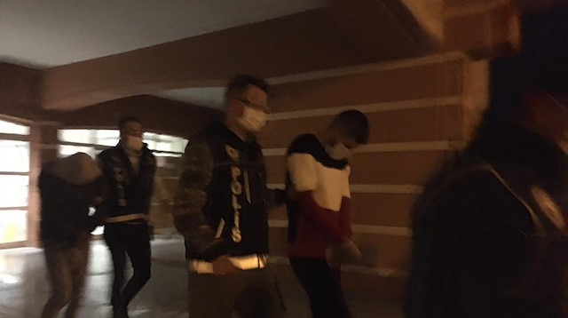 Çankırı'da ekipler uyuşturucu bulunduran şahısları gözaltına aldı.