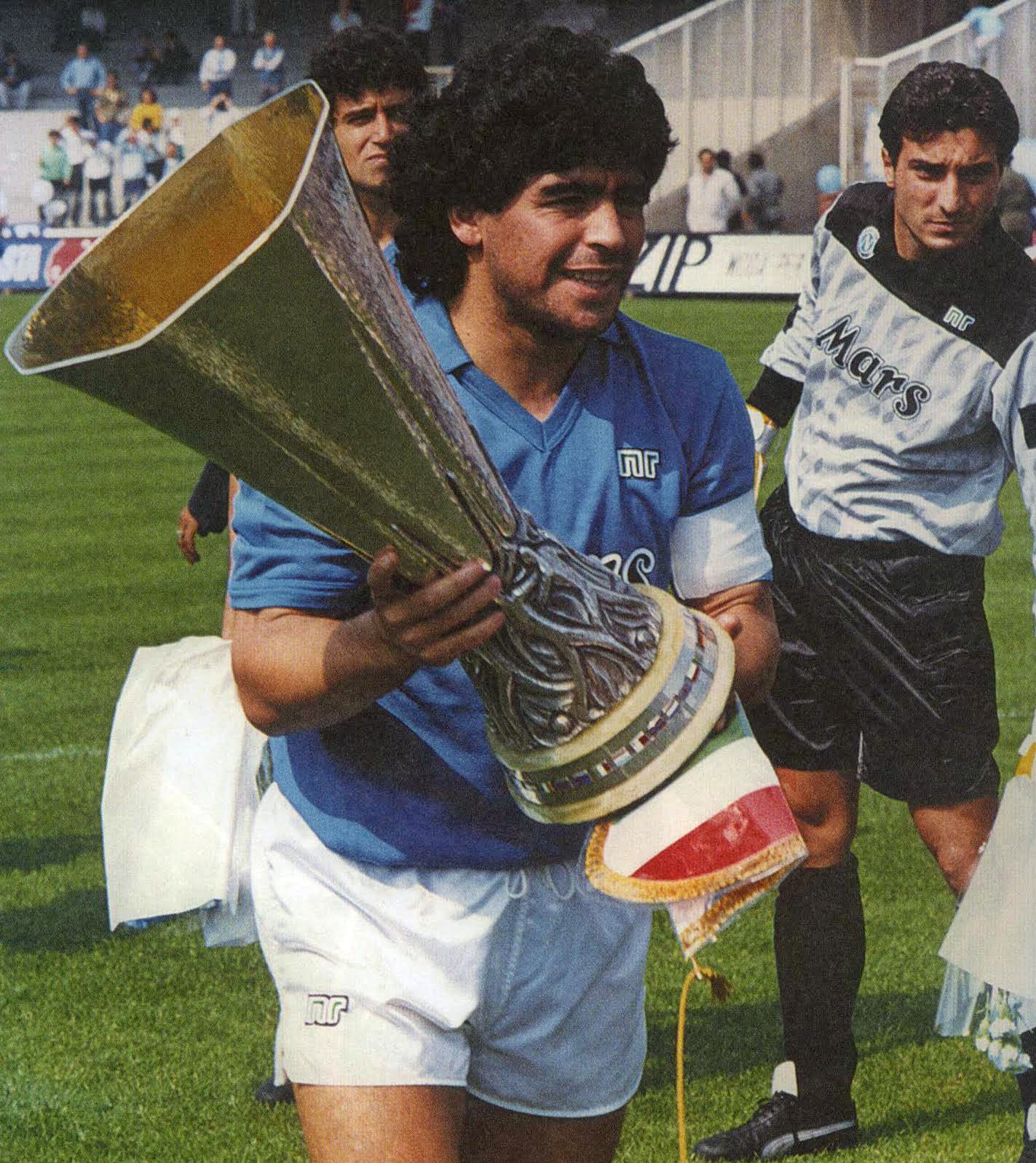 Maradona profesyonel futbol kariyeri boyunca Argentinos Juniors, Boca Juniors, Barcelona, Napoli, Sevilla ve Newell's Old Boys takımlarında oynadı.