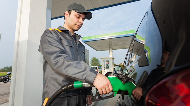 9 kuruşluk indirimin ardından İstanbul'da benzinin litre fiyatı yeniden 5 liraya inecek.