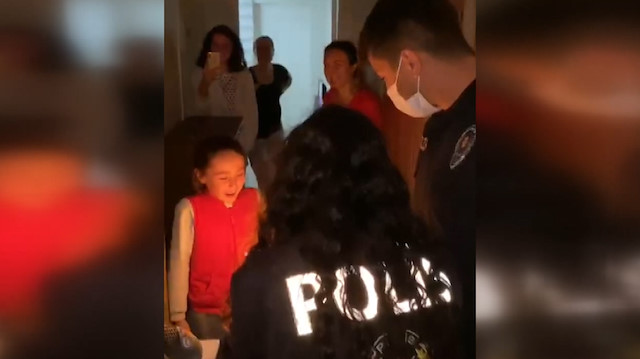 Polis ekipleri evden çıkamayan miniklerin yüzünü güldürmeye devam ediyor