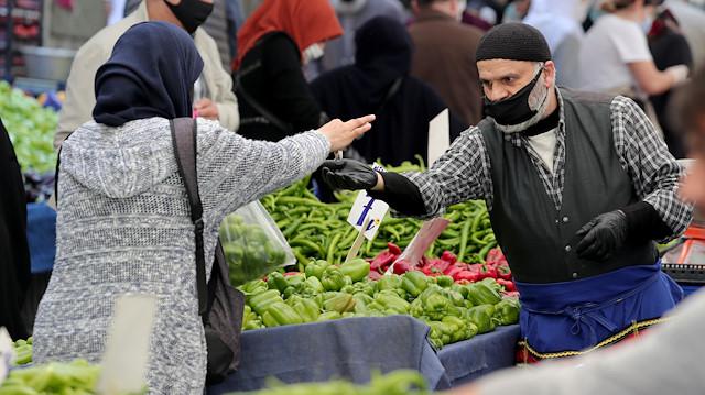 Sokağa çıkma yasağı öncesi İstanbul'da semt pazarları doldu taştı