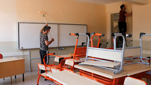 İnfaz koruma memurları izolasyon sürecinde kaldıkları okulun gönüllü tadilatını yapıyorlar.