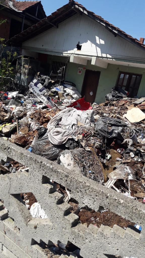 Düzce'deki evden çıkan çöpler