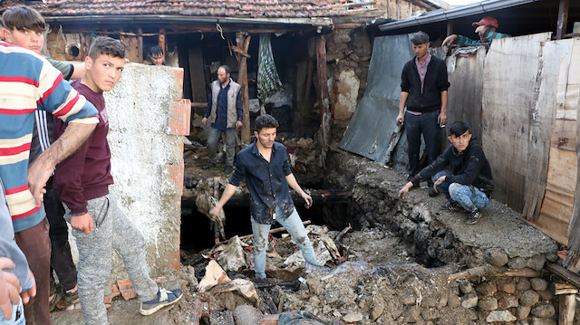 Afyonkarahisar'da iki katlı kerpiç evin çatı katında henüz belirlenemeyen nedenle yangın çıktı, 4 kişilik aile evsiz kaldı.