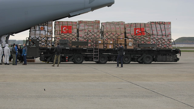 Türkiye'nin yardım eli, salgından etkilenen birçok ülkenin ardından Kovid-19 vaka sayısının 1 milyonu, ölü sayısının da 57 bini aştığı ABD'ye de uzandı.