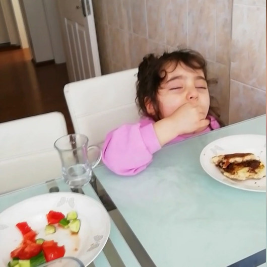 Minik Zeynepin uykulu yemek yeme anları gülümsetti