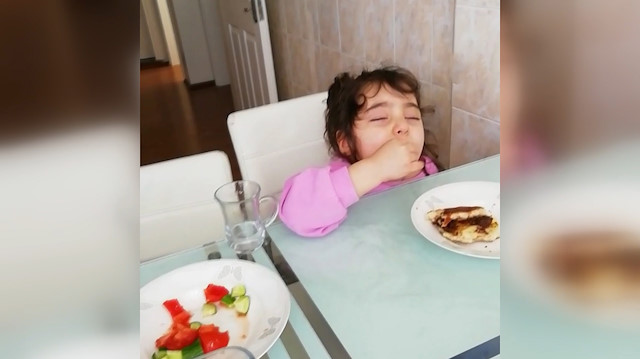 Minik Zeynep'in uykulu yemek yeme anları gülümsetti