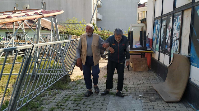Arnavutköy'de 80 yaşındaki Fahrettin Özkömürcü,  komşularının  yaptığı barakada yürüme güçlüğü çeken 60 yaşındaki hasta oğluna bakıyor.