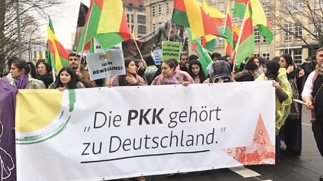 Almanya, PKK’nın en rahat örgütlendiği ülkelerin başında geliyor. Sık sık sokaklarda boy gösteren örgüt yandaşlarının taşıdığı pankartta “PKK, Almanya’nın parçasıdır” yazıyor.