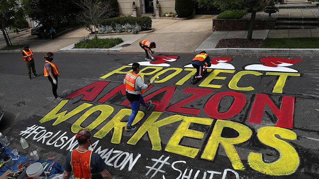 Amazon çalışanları Bezos'un evinin önünde protesto düzenledi.