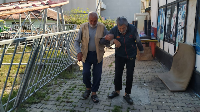 Arnavutköy'de 80 yaşındaki Fahrettin Özkömürcü, komşularının yaptığı barakada yürüme güçlüğü çeken 60 yaşındaki hasta oğluna bakıyordu.