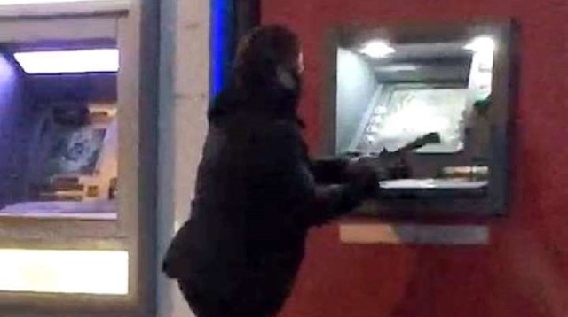 Cinnet getiren suç makinesi ATM'leri kullanılamaz hale getirdi. 
