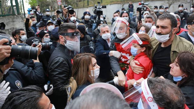 Taksim'e zorla girmeye çalışan  DİSK üyeleri ve polis ekipleri arasında arbede yaşandı. 