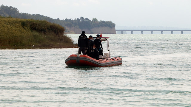 İhbar üzerine bölgeye gelen polis ekipleri, yarım saatlik çalışmayla cesedi kıyıya çıkardı.