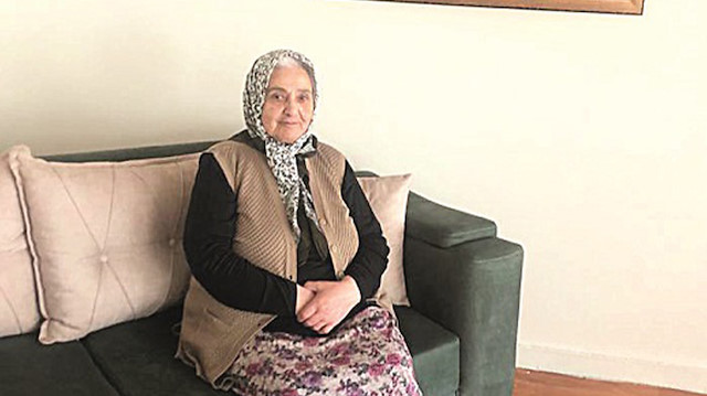 Biz Bize Yeteriz Türkiyem” kampanyasına SSK maaşından biriktirdiği 100 bin lirayı bağışlayan 83 yaşındaki Emine Nine.