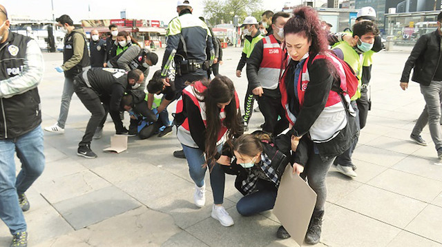 Taksim meydanına izinsiz girmek isteyenler gözaltına alındı.
