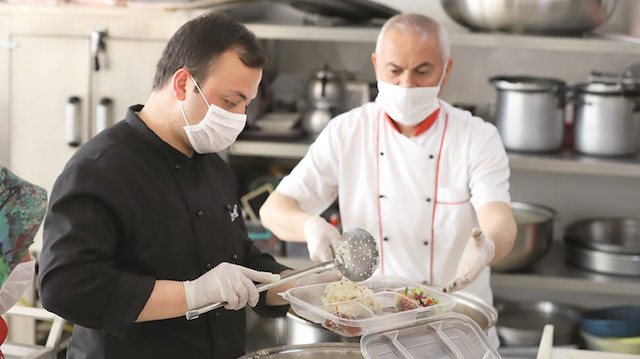 Nevşehir Belediyesi aşçıları tarafından özenle hazırlanan sıcak yemekler ihtiyaç sahiplerine ulaştırılıyor.