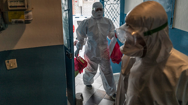 Bir pozitif vakanın temas ettiği onlarcasını 15 milyonluk şehirde didik didik araştırıp bulan ve izolasyona alınmaları ile 14 gün boyunca takiplerini sağlayan 3 bin kişilik ekipte doktor, hemşire, ebe, diş hekimi gibi sağlık çalışanları, ikişer kişilik gruplar halinde çalışıyor.