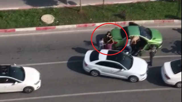 Mersin'de trafikte tartıştığı 3 kadını sopayla döven maganda, cep telefonuyla görüntülendi. 