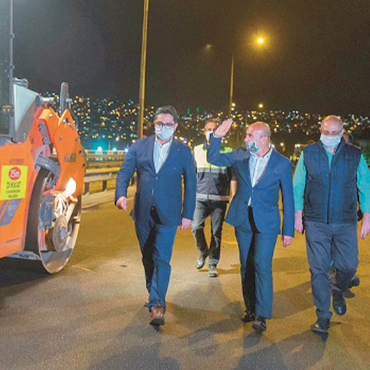 Asfalt işçilerine moral baklavası: İzmir'de asfalt çalışmaları tam gaz devam ediyor