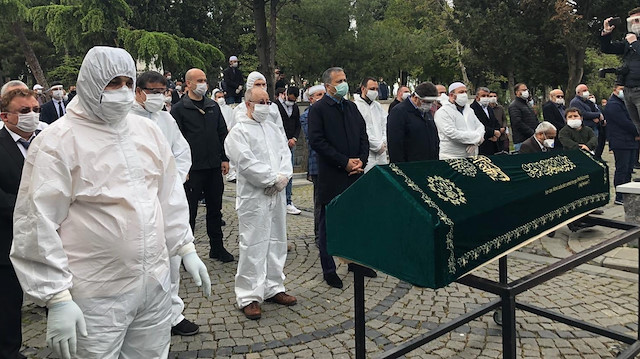 Ömer Döngeloğlu, Koronavirüs tedbirleri gözetilerek kılınan cenaze namazının ardından Edirnekapı mezarlığında toprağa verildi.