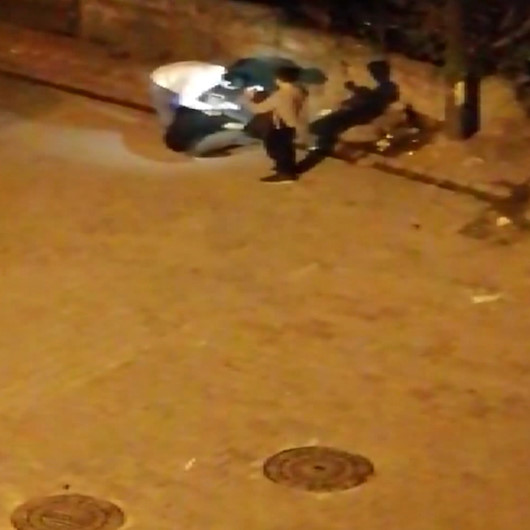 Yasağa rağmen arkadaşlarını sokak ortasında tıraş etti