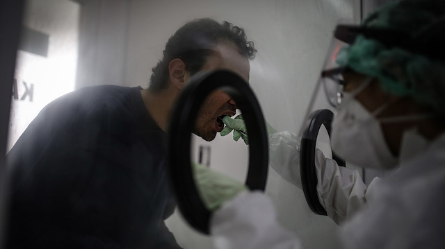 Anadolu Ajansı (AA) ekibi, İstanbul Üniversitesi (İÜ) İstanbul Tıp Fakültesi Hastanesinde görev yapan sağlık çalışanlarının yeni tip koronavirüse (Kovid-19) karşı sürdürdükleri mücadeleye tanık oldu.

