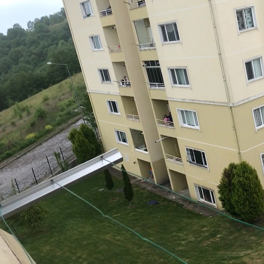 Sokağa çıkamayan çocuklar balkondan balkona isim şehir oynadı