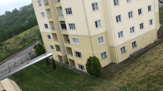 Sokağa çıkamayan çocuklar balkondan balkona isim şehir oynadı