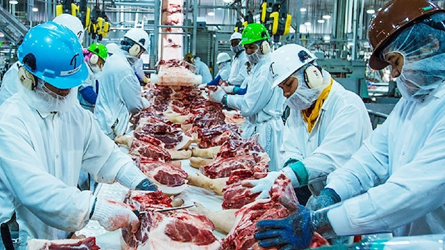 Domuz eti üretilen Triumph Foods fabrikasında çalışan 373 işçide koronavirüs tespit edildiği açıklandı. 