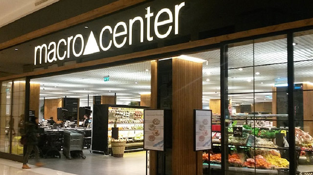 Akmerkez'de bulunan Macro Center'da işe başladıkları gün çıkarılan başörtülü kızlar şikayetçi oldu.