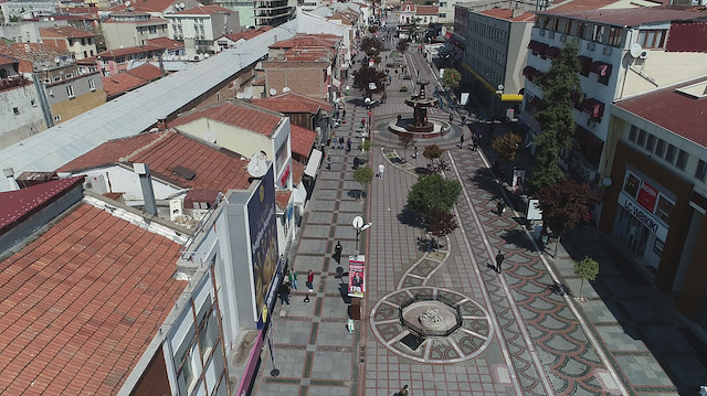 Kentin en önemli caddesi olan, trafiğe kapalı Saraçlar Caddesi'ne giriş ve çıkışlara zaman zaman kısıtlama getirildi, girenlerin de ateşleri ölçüldü.