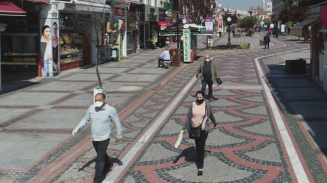 Edirne'de koronavirüs salgının başlamasıyla sıkı tedbirler alındı. Yunanistan ve Bulgaristan'a sınır kentte kapıların giriş ve çıkışlara kapatılmasının ardından il genelinde tedbirler üst seviyeye çıkarıldı.