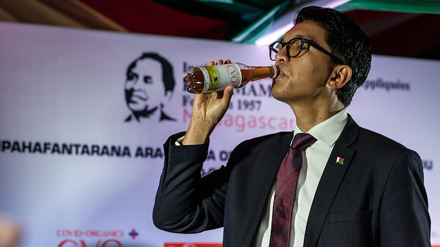 Nigeractu'nun haberine göre, Madagaskar dünyanın en fakir ülkelerinden Nijer'e talebi üzerine hibe olarak Covid Organics ilacından gönderdi.