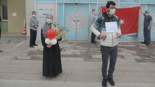 Son hastalar alkışlarla hastaneden taburcu edildi.