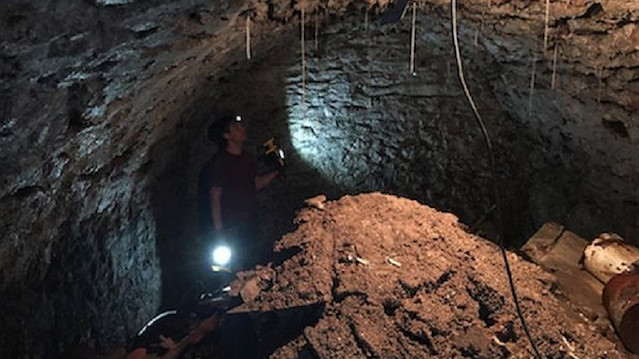 İngiltere'de film senaryolarını aratmayan bir olay yaşandı. İngiltere'nin Devon bölgesindeki Plymouth şehrinde yaşayan Jake Brown, koronavirüs (Covid-19) nedeniyle sürekli evde olduğu için sıkılarak yeni aldığı evinde değişiklikler yapmaya karar verdi.