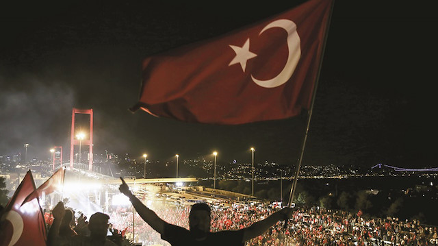 15 Temmuz Darbe Girişimi gecesi Türk milletinin yazdığı destanın en güzel fotoğraflarından birisi.