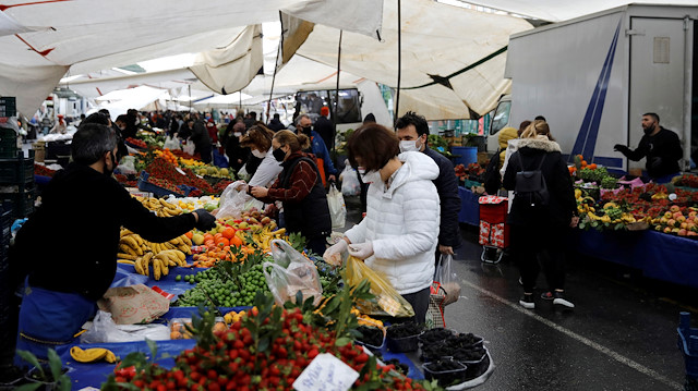 FILE PHOTO: People wearing face masks to combat the coronavirus outbreak buy fruit and vegetables in an open market in Istanbul, Turkey, May 4, 2020. REUTERS/Umit Bektas/File Photo

