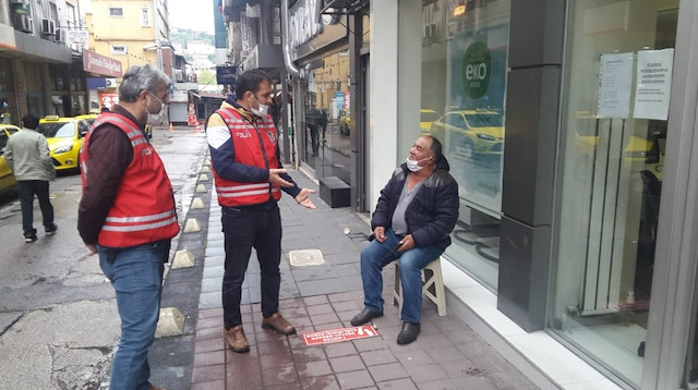 Zonguldak'ta D.A. isimli vatandaş polis tarafından bankaya girmek isterken durduruldu.