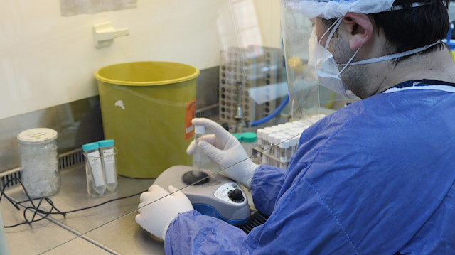 Covid-19 tanı laboratuvarı yetkisi verilen RTEÜ Tıp Fakültesi Tıbbi Mikrobiyoloji Laboratuvarı çalışmalarını sürdürüyor.