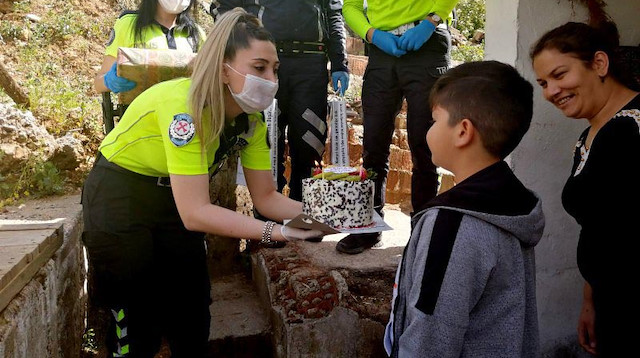 Yiğit'e çok sevdiği polislerden doğum günü sürprizi