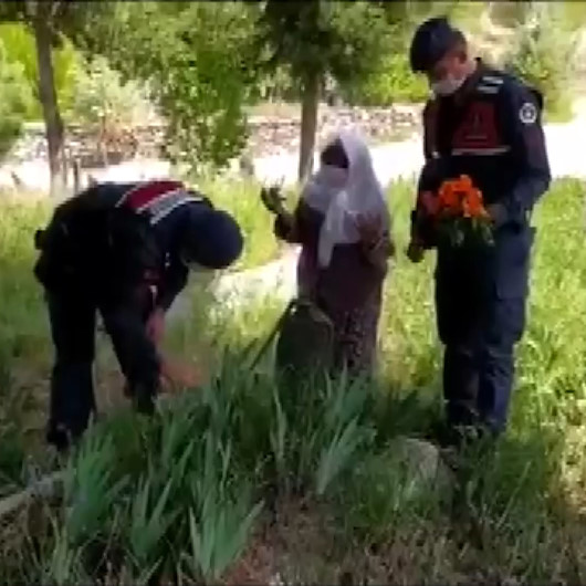 Evden çıkamayan Feriştah nineyi, annesinin mezarını ziyarete jandarma götürdü