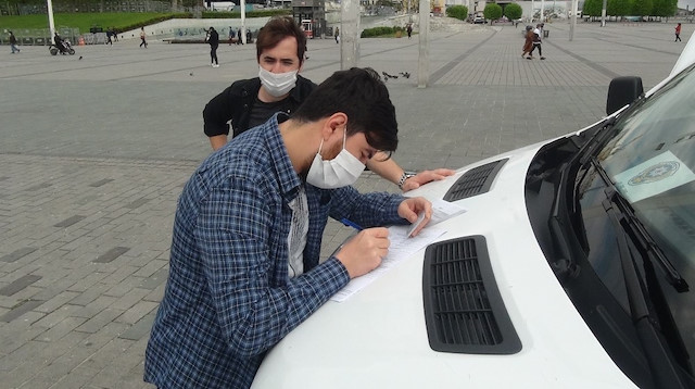 Taksim Meydanında oturan iki arkadaş sosyal mesafe kuralına uymadığı için ekipler cezai işlem uyguladı.