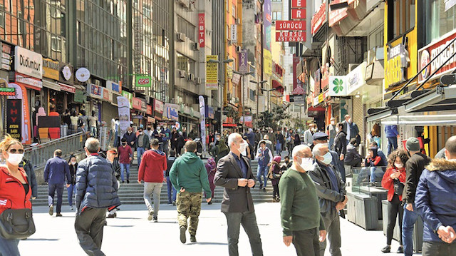 Şirinevler ve Bakırköy meydanlarında insan yoğunluğu eski günleri aratmadı.