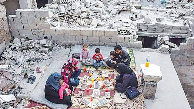İdlib'deki bazı aileler moloz ve yıkıntılar arasında iftar yapıyor.